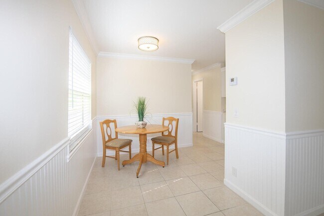 Photo - 125 S F St