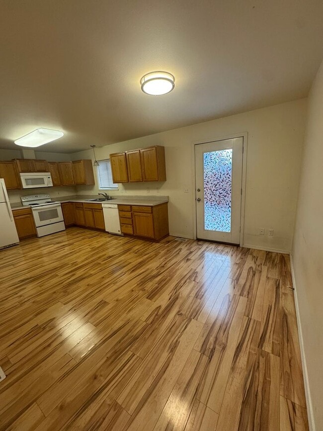 Photo - 5222 Leslie St Unit B