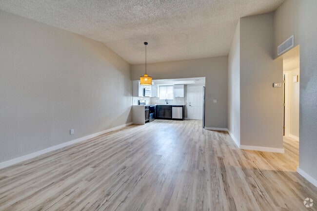 Sala de estar, 2BR, 2BA, 950SF, renovada - The Monica