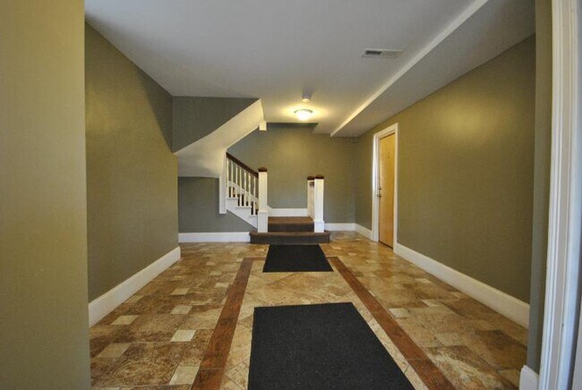 Building Photo - No Brokers Fee, Large Unit on Washington Sq. In-Unit Washer and Dryer, Central Heat/AC Large Bedr...