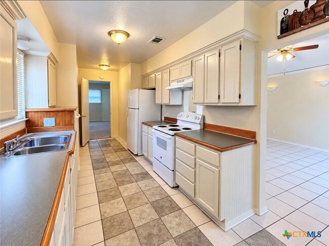 2204 Lazy Ridge Dr
