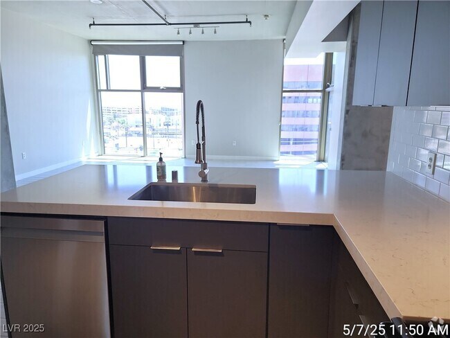 Building Photo - 353 E Bonneville Ave Unit 616 Rental