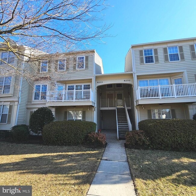 Building Photo - 8202 Catbird Cir Unit 202