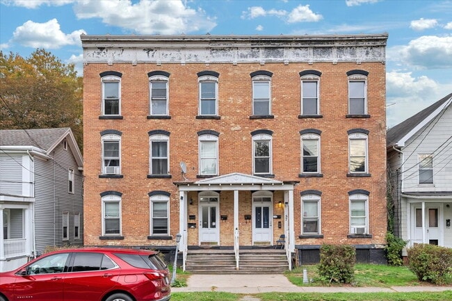 Building Photo - "Charming 2-Bedroom Retreat on Saratoga Av... Unit 1N