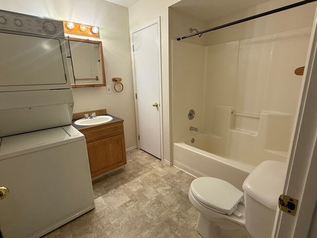 Photo - 553 11th St NE Unit B