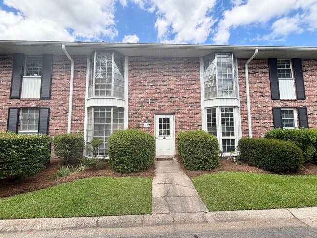 Building Photo - 2 bedroom 2 bath Condo at Carriage Hill