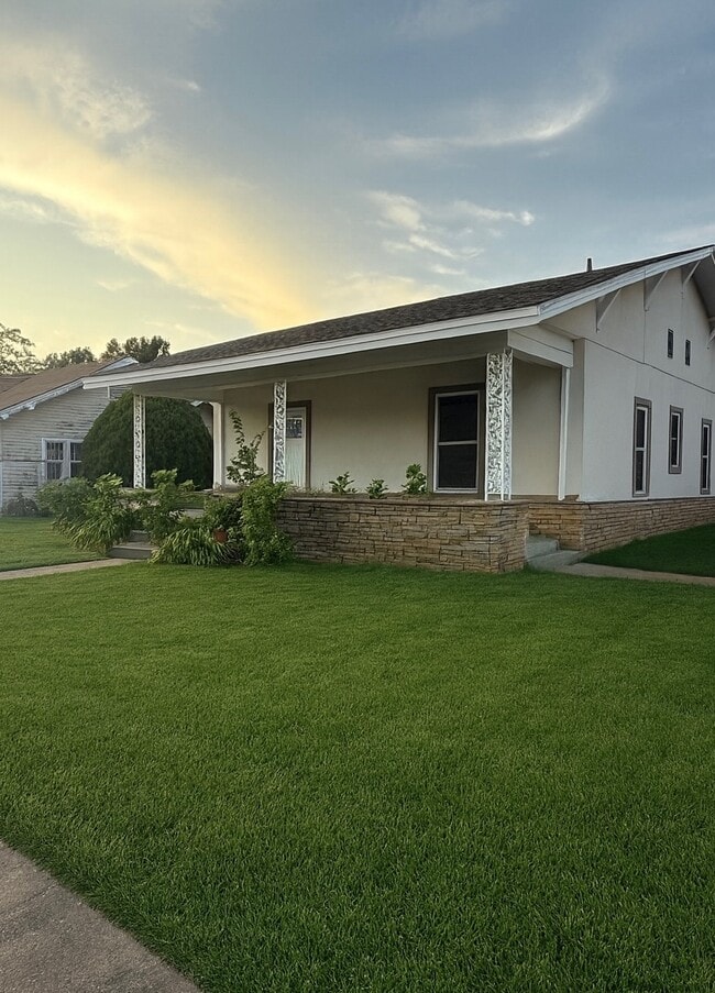 Building Photo - 808 E Oak St Rental