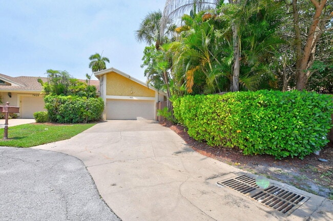 Photo - 7813 Kenway Pl W