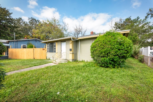 Photo - 1029 W 25th St