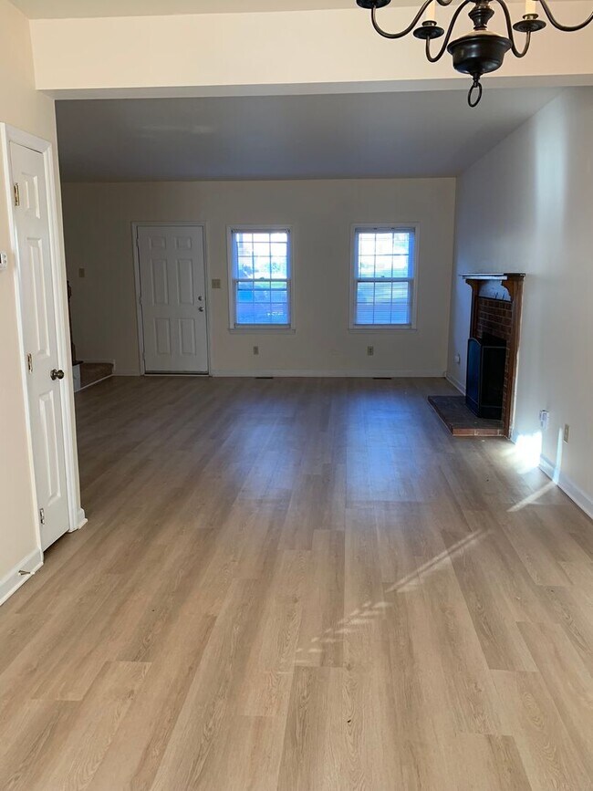 2 bedroom 2 bath end unit * one pet allowe... House House Rental in