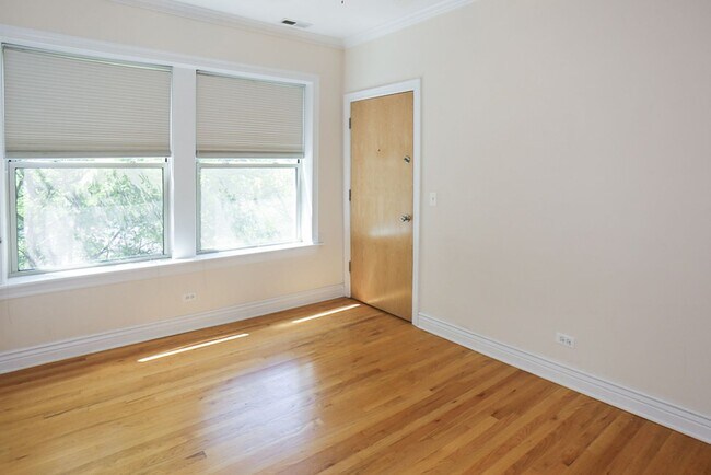 Building Photo - 1208 W Waveland Ave Unit 3