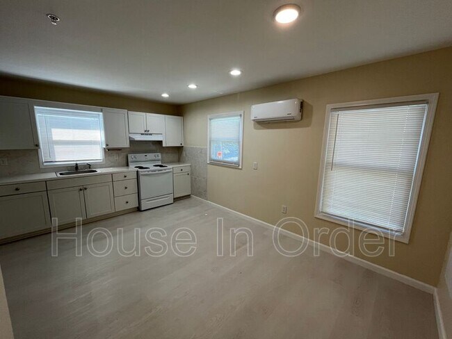 Photo - 305 8th Ave E