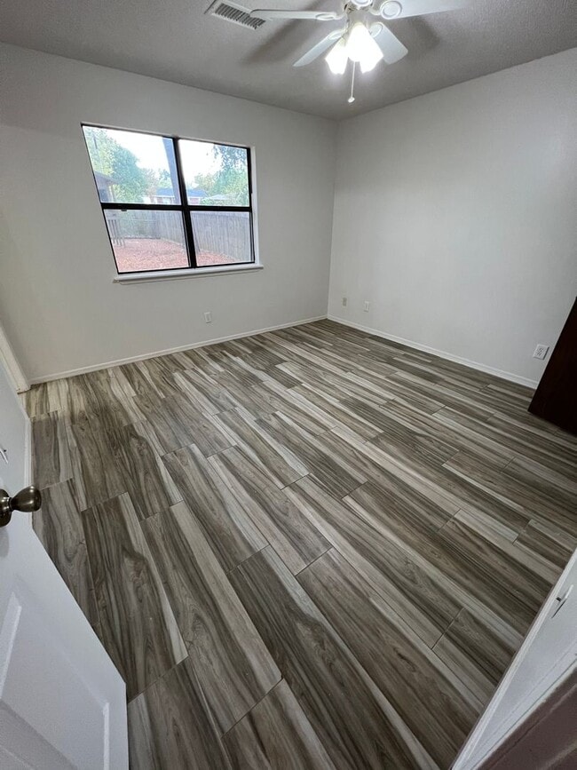 Photo - 3 Bed 2 Bath House with 2 Car Garage.