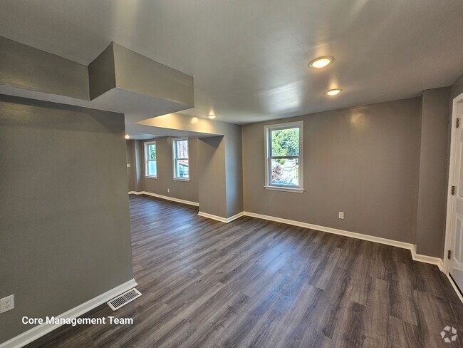 Building Photo - Fully Renovated 4 bedroom 1 bath home in B...