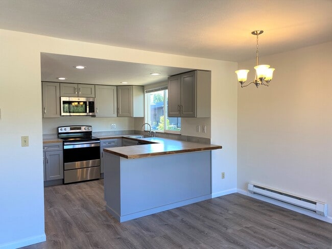 Cocina reformada - 5517 108th Avenue Ct E