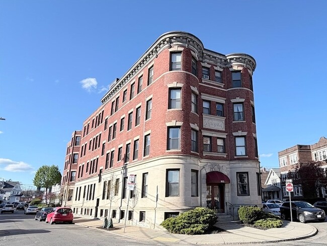 Building Photo - 100 Linden St Unit 8