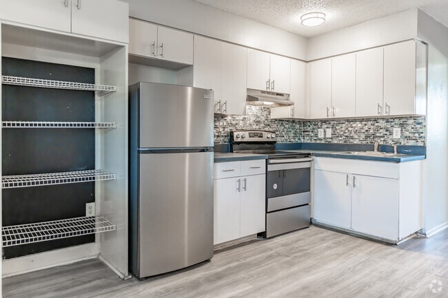 1BD, 1BA - 600SF - Kitchen - Seminole Vista