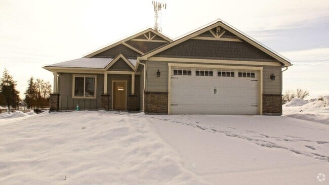 Building Photo - Don't Miss Out On This Five Mile Area 3 Be... Rental