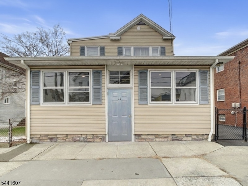 Photo - 27 Honiss St