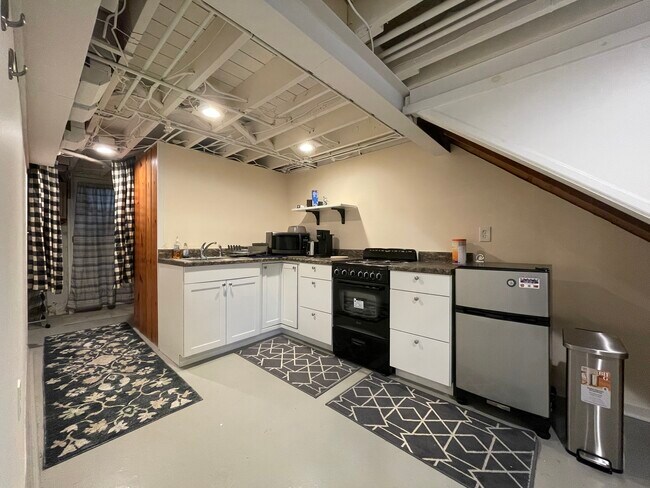 Photo - 326 Greenlow Rd Unidad Private Furnished in Academy Heights