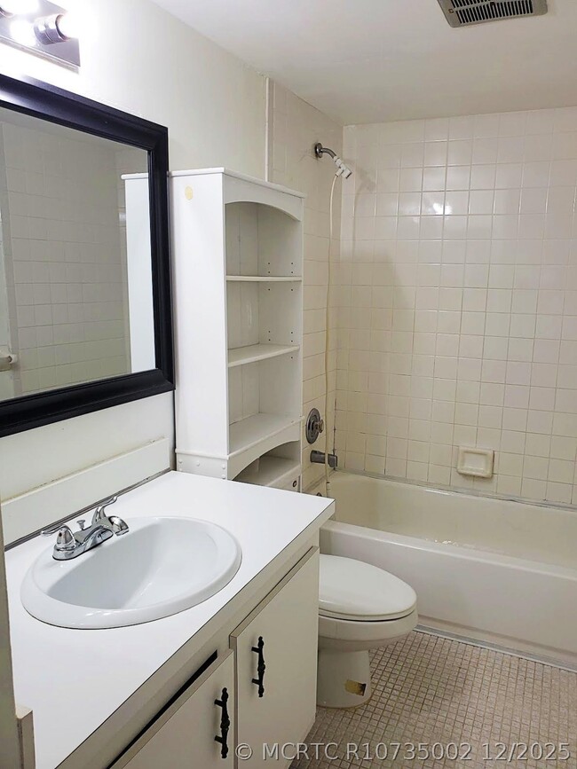 4156 Inverrary Dr Unit 305
