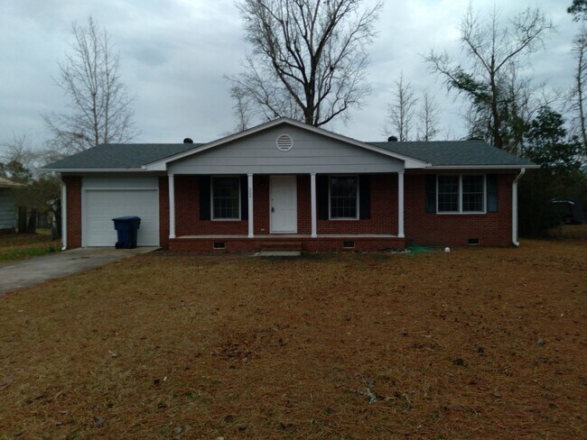 3 Bedroom, 1.5 bath house with one car garage - 3 Bedroom, 1.5 bath house with one car garage