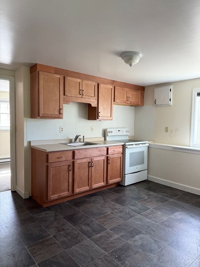 Building Photo - 1 bedroom 1 bathroom apartment Unit 2