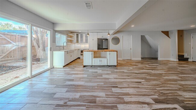 Photo - 764 Worthshire St