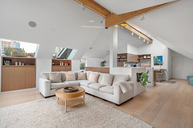 Building Photo - 2200 Heather St Unit ID1051898P