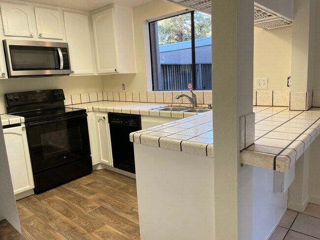 Photo - 3843 Burton Cmn