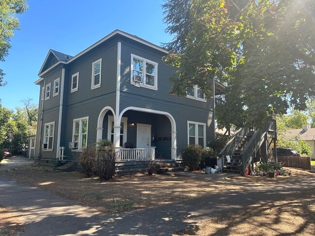 Building Photo - 1164 Magnolia Ave Unit 2