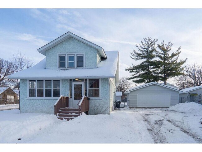 Photo - 890 Arkwright St N