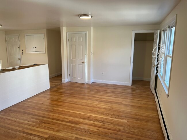 Building Photo - 10 Pine St Unit 2