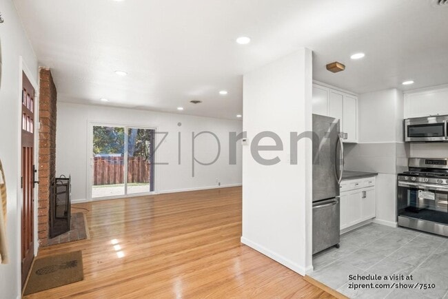 Photo - 1296 Albina Ave