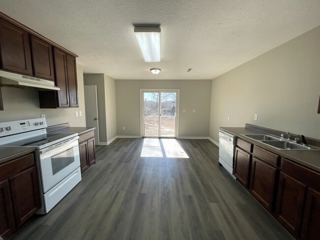 228 Whitestone Dr NE