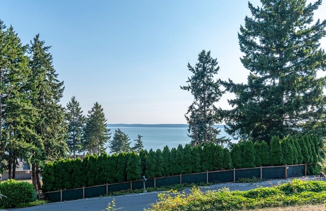 Building Photo - Beautifully Updated 3+ Bedroom Water View ... Rental