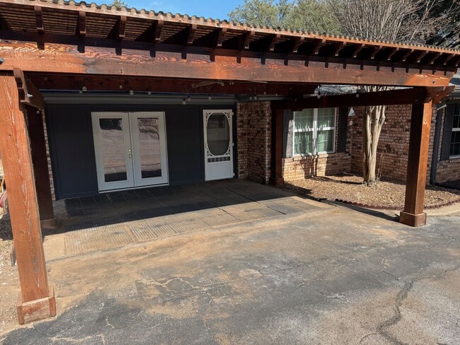 Building Photo - 5303 Shady Oak Cir Unit B