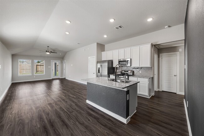 Photo - 915 Silver Birch Br