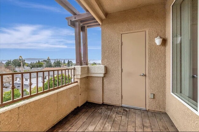 Photo - 1-bedroom, 1-bathroom top-floor corner unit condo offers comfort & convenience.