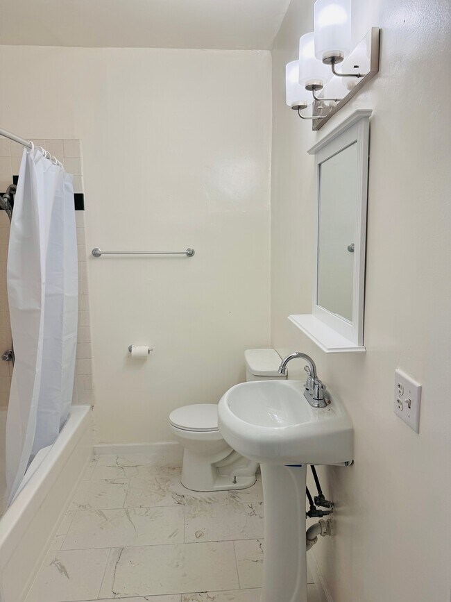 Photo - 116-122 W 9th St