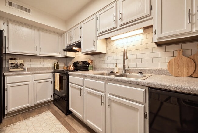 700 Riverchase Apartments