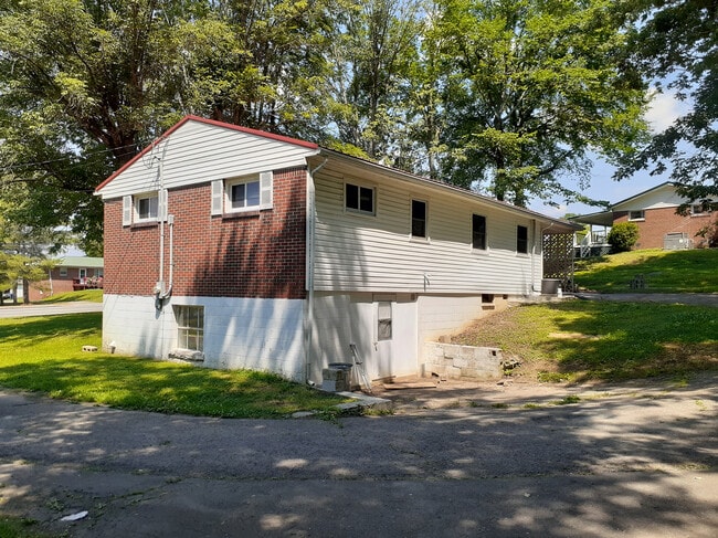 Photo - 707 S McCrary St