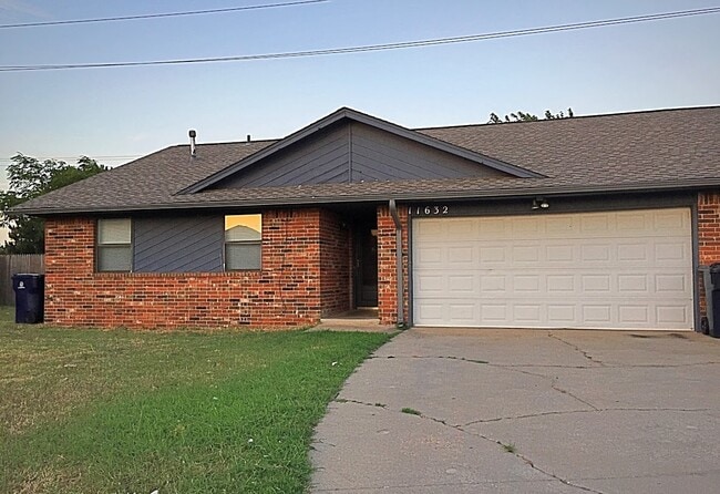 Photo - 3 Bed/ 2 Bath/ 2 Car Garage Duplex in Putnam City Schools
