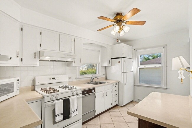 Photo - 995 Swain Ave