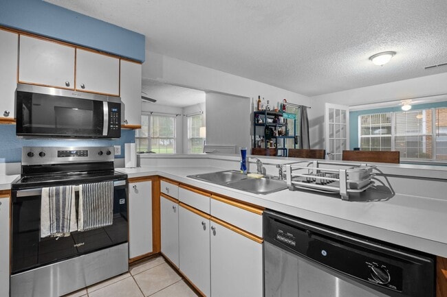 Photo - 5013 Thatcher Way