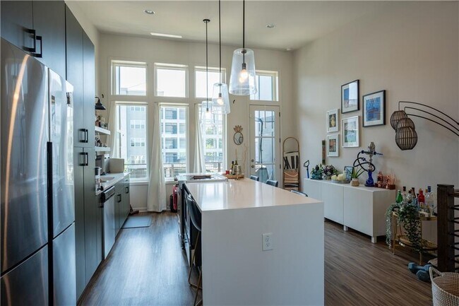 Photo - 452 Latta St NE