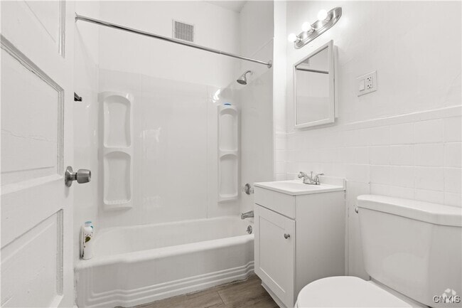Building Photo - 712 Oak St Rental