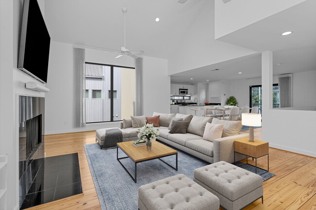 Building Photo - 5105 Lillian St