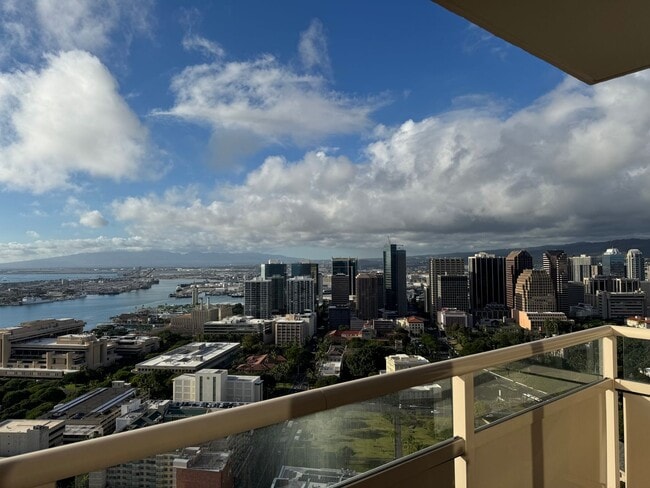 Building Photo - Immaculate Contemporary Living in Kaka‘ako- 2 bedroom, 2 bathroom, 1 covered parking stall, and I...