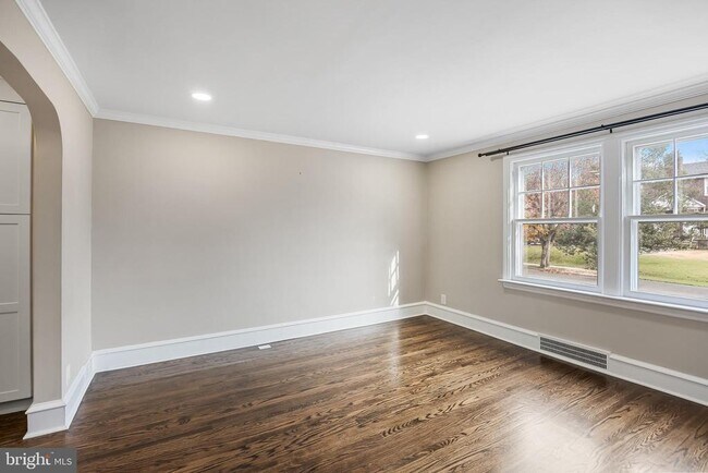 Photo - 113 W Albertson Ave